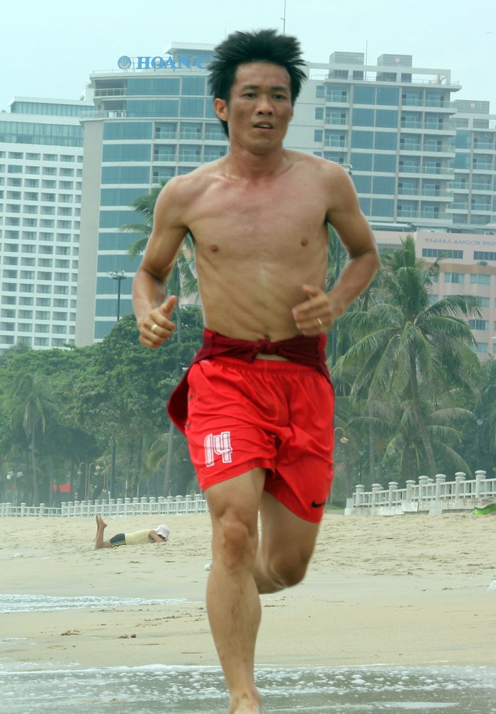 Đội phó Tấn Tài thường xuyên tập chạy trên biển và bơi lội nên cơ bắp cuồn cuộn...